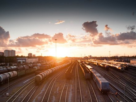 Güterzugbahnhof im Sonnenuntergang